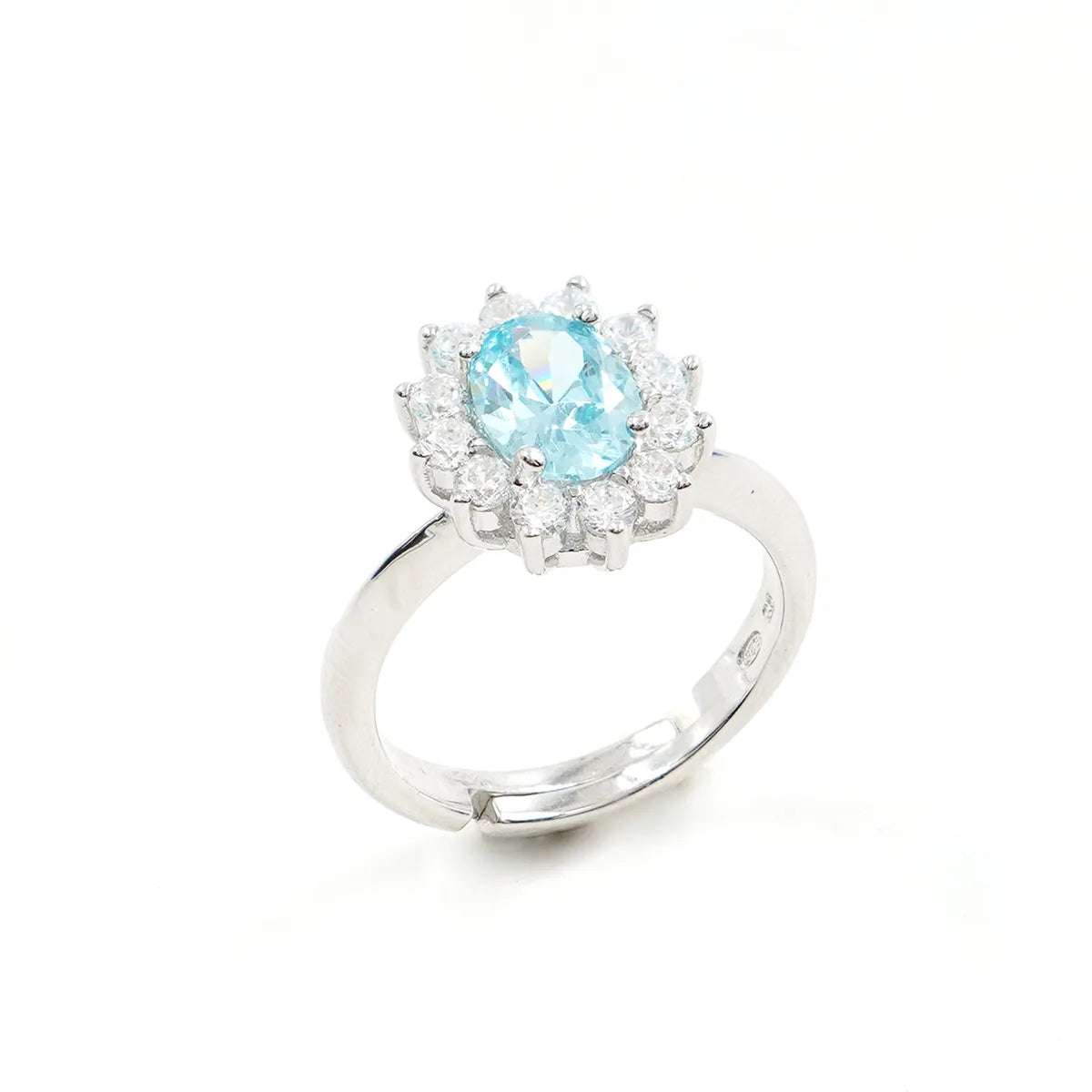 Anello in argento 925 con Zircone ovale azzurro e giro di Zirconi bianchi