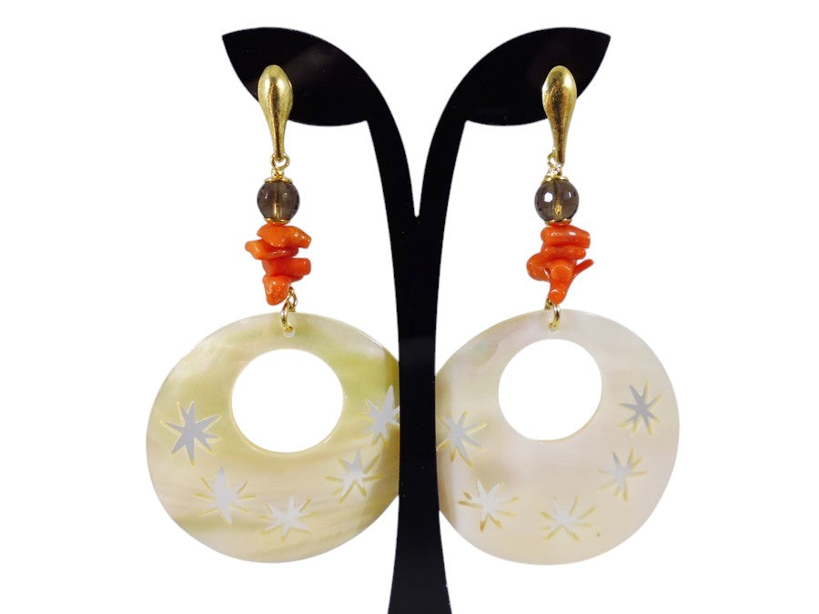 Orecchini in Corallo Mediterraneo, Madreperla, Quarzo Fumè e Argento 925 placcato oro